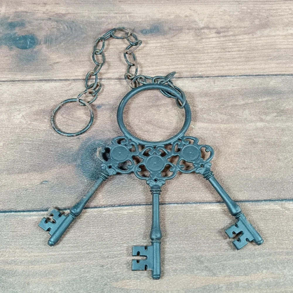Vintage Cast Iron Skeleton Keys Wall Decor Set with Chain